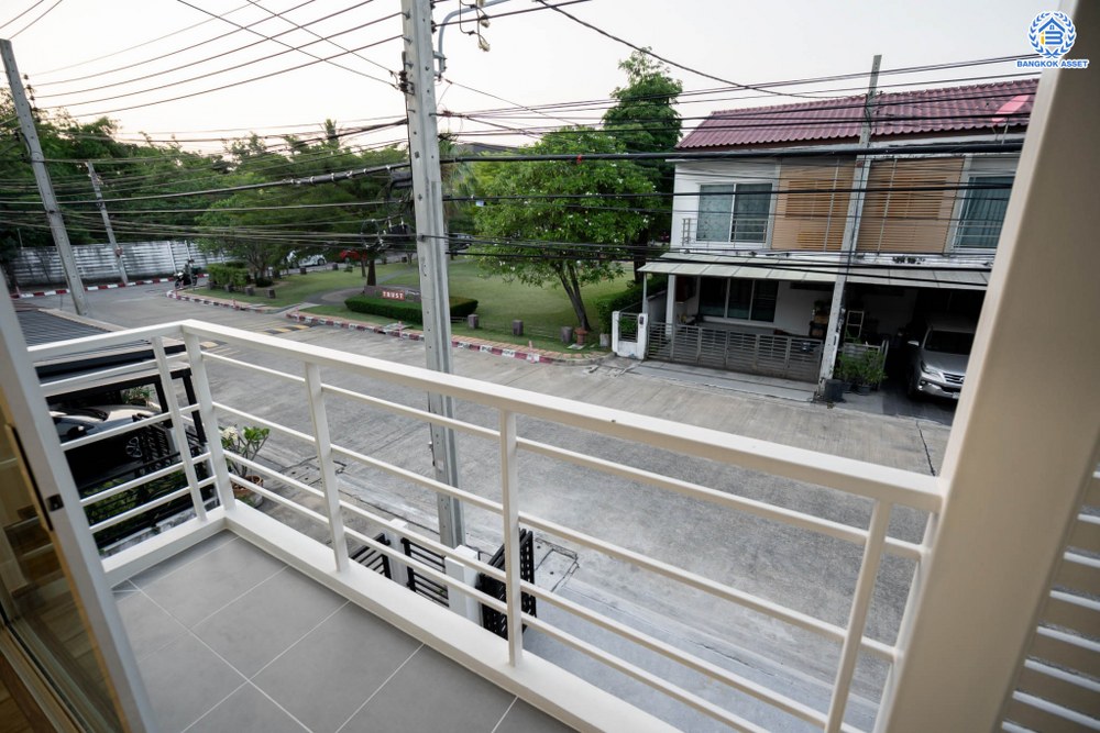 บ้านมือสองตกแต่งใหม่ โครงการ เดอะทรัสต์ทาวน์ ราชพฤกษ์-รัตนาธิเบศร์ จากแบรนด์ Q.House ทาวน์เฮ้าส์หลังใหญ่ ได้เนื้อที่กว่า 23.6 ตร.ว. ฟังก์ชัน 3 ห้องนอน 2 ห้องน้ำ 2 ที่จอดรถ ตั้งบนทำเลเชื่อมต่อใจกลางเมือง  ติดถนนราชพฤกษ์ ใกล้รถไฟฟ้าสายสีม่วง "สถานีบางรักน้อยท่าอิฐ"